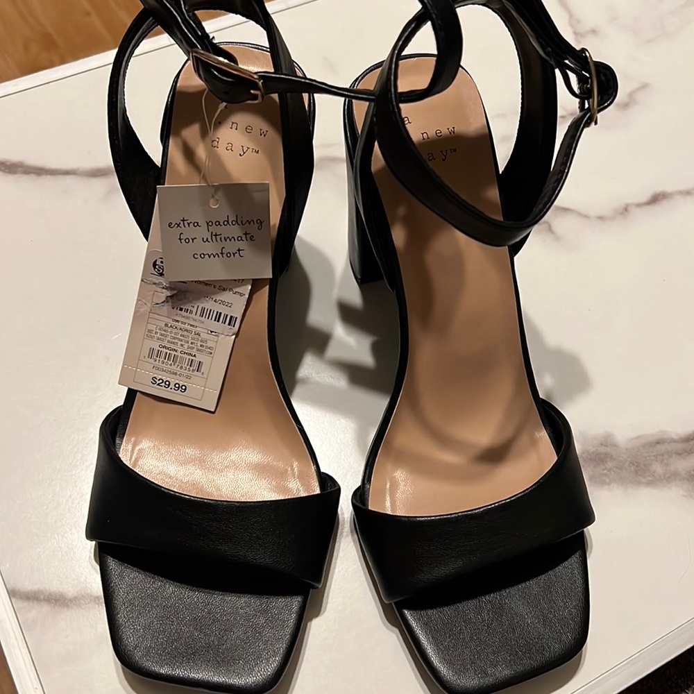 Brand new black heels size 9 1/2